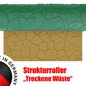 Peut inclure: Un rouleau texturé vert avec un motif de désert sec. Le rouleau est utilisé pour créer un effet texturé sur les murs et autres surfaces. Le texte sur le rouleau est "Strukturroller "Trockene Wüste"".