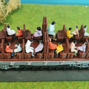 100 figuras pintadas sentadas H0 1:87 - ideais para equipar vagões, trens, arquibancadas e muito mais. NOVOS acessórios para modelagem - enviados da Alemanha