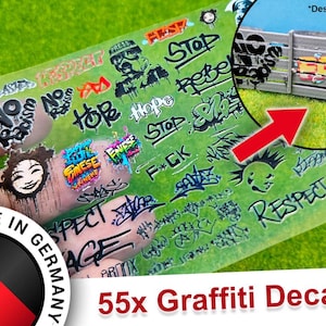 Può includere: Un foglio di 55 adesivi graffiti in bianco e nero con parole come "Stop", "Hope", "Rebel", "Respect" e "F*CK". Gli adesivi sono su un foglio trasparente con uno sfondo verde. Il testo "Designbeispiel" è nell'angolo in alto a destra dell'immagine.