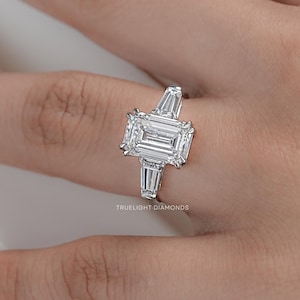 Anillo de tres piedras con diamantes cultivados en laboratorio con corte esmeralda / Anillo de trilogía con corte baguette cónico y diamantes laterales / Anillo de compromiso de oro blanco de 14 quilates para ella