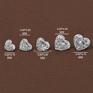 Op de afbeelding: Vijf hartvormige, heldere, gefacetteerde edelstenen op een rij. De stenen zijn gelabeld met afmetingen in millimeters: 3,25x2,75 mm, 4,00x3,50 mm, 4,50x3,80 mm, 5,25x4,50 mm en 5,50x4,75 mm. De tekst TRUELIGHT DIAMONDS is zichtbaar.