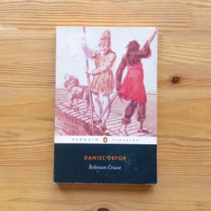 Robinson Crusoe - Daniel Defoe - Penguin Classics Paperback Books