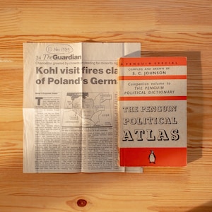 The Penguin Political Atlas - S.C. Johnson - Livre Orange Penguin Broché