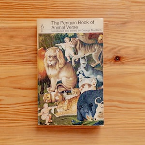 Księga poezji zwierzęcej Penguin - pod redakcją George'a MacBetha - Penguin Books Miękka oprawa