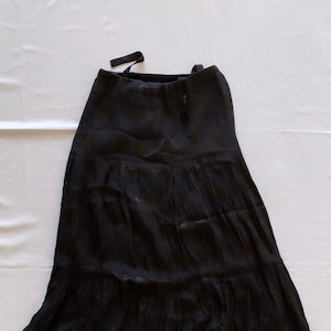 Vintage 70s pleated skirt in black silk and green brushes &gt;&gt;&gt; Vintage 70s black silk pleated skirt with green brushes