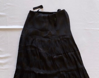 Vintage 70s pleated skirt in black silk and green brushes >>> Vintage 70s black silk pleated skirt with green brushes