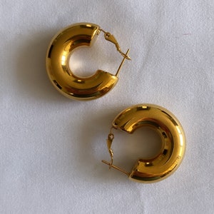 Afrodite Vintage-inspired 18kt gold-plated hoops earrings >>> New vintage-inspired Afrodite earrings, 18kt gold-plated large hoops