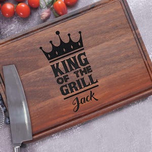 Custom King Of The Grill with Name Cutting Board, Personalized BBQ Gifts for Dad from Kids, Birthday Gift, Christmas Gift, Father&#39;s Day Gift