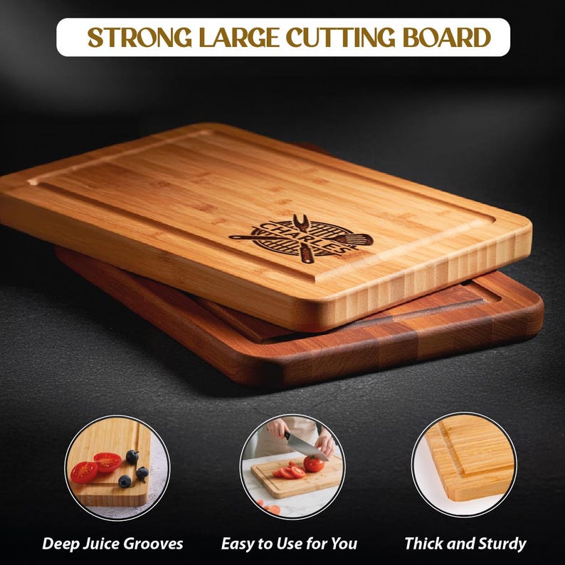 Puede incluir: Dos tablas de cortar rectangulares de madera, una clara y otra oscura, apiladas una encima de la otra. La tabla superior tiene una ranura para el jugo y un logotipo que dice "CHARLES". El texto "STRONG LARGE CUTTING BOARD" est&aacute; en la parte superior.