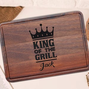Custom King Of The Grill with Name Cutting Board, Personalized BBQ Gifts for Dad from Kids, Birthday Gift, Christmas Gift, Father&#39;s Day Gift