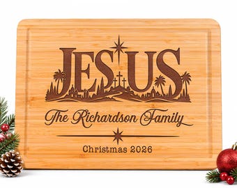 Könnte beinhalten: Ein rechteckiges, hellbraunes Bambus-Schneidebrett mit einer Lasergravur des Wortes JESUS, einem Stern, Palmen und drei Kreuzen. Darunter stehen die Schriftzüge The Richardson Family und Christmas 2026 in dunkelbrauner Farbe.