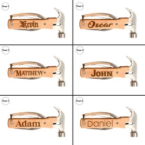 K&ouml;nnte beinhalten: Eine Auswahl an personalisierten Hammer-Multitools mit Holzgriffen und Hammerk&ouml;pfen aus Edelstahl. Jedes Werkzeug ist mit einem anderen Namen graviert: Kevin, Oscar, Matthew, John, Adam und Daniel. Die Werkzeuge sind vor wei&szlig;em Hintergrund dargestellt.