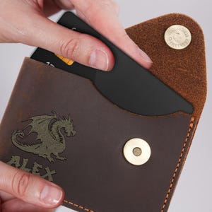 Tarjetero de cuero personalizado con broche, cuero grabado con monograma, tarjetero personalizado, minibilletera para tarjetas de crédito