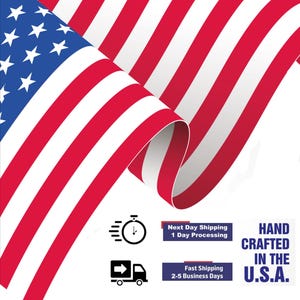 Puede incluir: Una bandera estadounidense renderizada digitalmente con rayas rojas y blancas y un campo azul de estrellas. La imagen incluye el texto "HAND CRAFTED IN THE U.S.A."