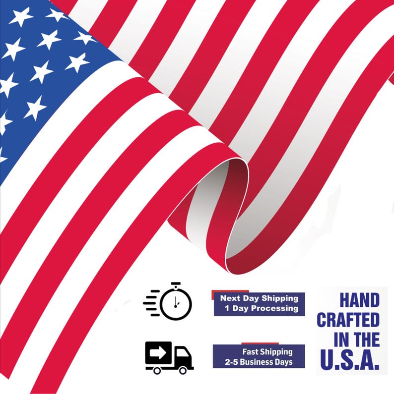 Puede incluir: Una bandera estadounidense renderizada digitalmente con rayas rojas y blancas y un campo azul de estrellas. La imagen incluye el texto "HAND CRAFTED IN THE U.S.A."
