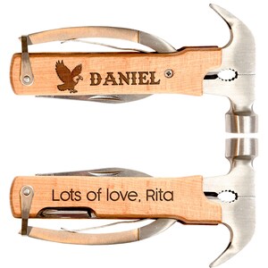 Może przedstawiać: Dwa młotki wielofunkcyjne z drewnianymi uchwytami. Jeden jest grawerowany orłem i imieniem "DANIEL". Drugi jest grawerowany napisem "Lots of love, Rita". Każde narzędzie ma głowicę młotka, n&oacute;ż i inne narzędzia.