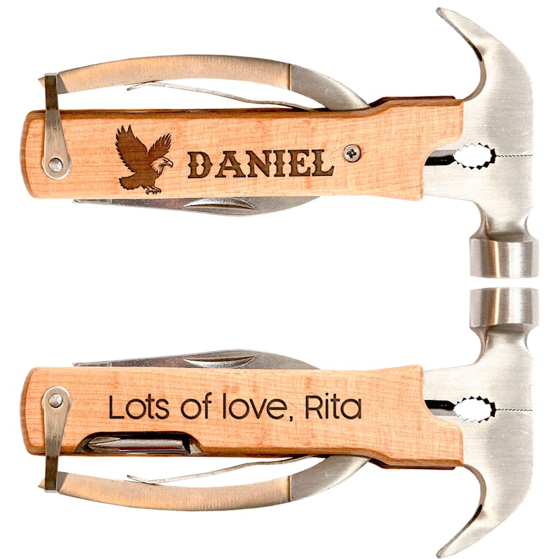 Może przedstawiać: Dwa młotki wielofunkcyjne z drewnianymi uchwytami. Jeden jest grawerowany orłem i imieniem "DANIEL". Drugi jest grawerowany napisem "Lots of love, Rita". Każde narzędzie ma głowicę młotka, n&oacute;ż i inne narzędzia.