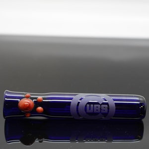 Chillum bleu en verre sablé des Chicago Cubs ; Tuyau droit en verre ; Verre un frappeur ; Pipe à tabac ; Pipe de poche