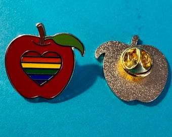 Verwarmde Rivalry Apple Rainbow Pride-speld ROLMODEL Troy en Harris