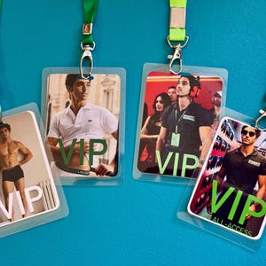 Könnte beinhalten: Vier VIP-Ausweise mit grünen Lanyards. Jeder Ausweis zeigt ein anderes Bild einer Person und das Wort "VIP" in Grün. Ein Ausweis trägt auch die Aufschrift "ALL-ACCESS". Der Hintergrund ist hellblau.
