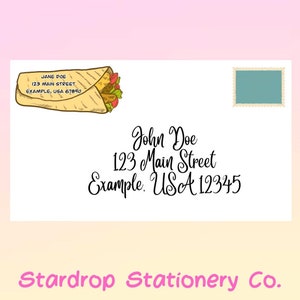 Op de afbeelding: Een witte envelop met een handgetekend plaatje van een burrito aan de linkerkant. De envelop heeft een retouradres met de tekst "Jane Doe, 123 Main Street, Example, USA 67890". Het adres van de ontvanger luidt "John Doe, 123 Main Street, Example, USA 12345". De envelop heeft een blauwe postzegel in de rechterbovenhoek. De onderkant van de envelop luidt "Stardrop Stationery Co."