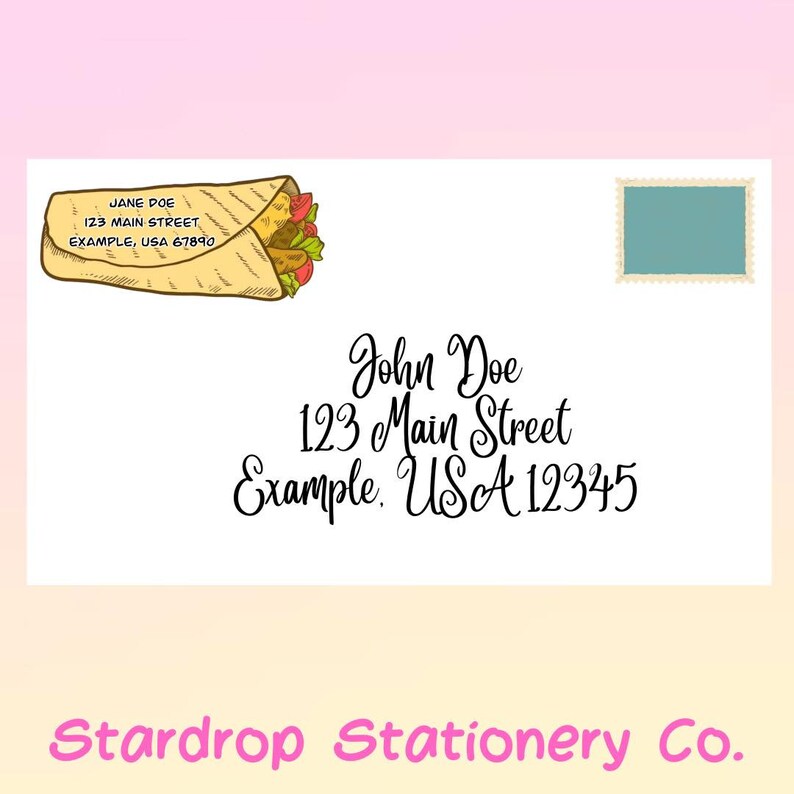 Op de afbeelding: Een witte envelop met een handgetekend plaatje van een burrito aan de linkerkant. De envelop heeft een retouradres met de tekst "Jane Doe, 123 Main Street, Example, USA 67890". Het adres van de ontvanger luidt "John Doe, 123 Main Street, Example, USA 12345". De envelop heeft een blauwe postzegel in de rechterbovenhoek. De onderkant van de envelop luidt "Stardrop Stationery Co."