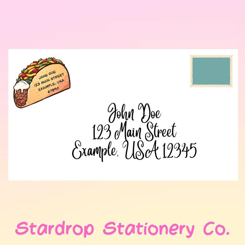 Op de afbeelding: Een witte envelop met een blauwe postzegel en een cartoon taco-afbeelding. De envelop is geadresseerd aan John Doe, 123 Main Street, Example, USA 12345. Het retouradres is Jane Doe, 123 Main Street, Example, USA 67890. De envelop is van Stardrop Stationery Co.