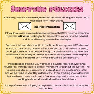 Może przedstawiać: R&oacute;żowo-ż&oacute;łta grafika z napisem &bdquo;SHIPPING POLICIES&rdquo;. Tekst wyjaśnia proces wysyłki artykuł&oacute;w papierniczych, naklejek i zakładek, w tym informacje o śledzeniu i opcje USPS.