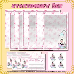 Pode incluir: Um conjunto de papelaria com detalhes de laços rosa e o texto "STATIONERY SET". O conjunto inclui papel de carta pautado, envelopes com uma seção "Please Deliver To" e adesivos com um fantasma lendo. O fundo é rosa claro.