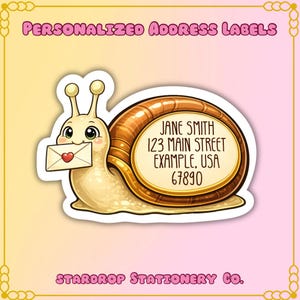 Puede incluir: Una pegatina con un caracol de dibujos animados sosteniendo un sobre con un corazón. La concha del caracol es marrón, y el texto "PERSONALIZED ADDRESS LABELS" está en la parte superior. La etiqueta de dirección incluye nombre, dirección, ciudad y código postal.