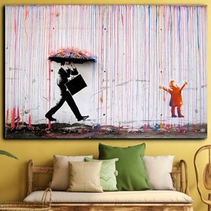 Puede incluir: Una pintura abstracta colorida de una persona caminando bajo un paraguas bajo la lluvia. La pintura está sobre un fondo blanco con rayas de pintura de colores.