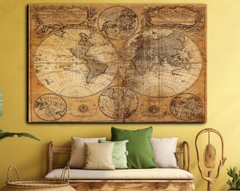 Könnte beinhalten: Ein Vintage-Weltkarten-Druck in Brauntönen mit einem dekorativen Rand. Die Karte wird an einer Wand über einem Holzsofa mit Kissen gezeigt.