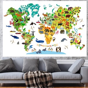 Op de afbeelding: Een kleurrijke wereldkaart met illustraties van dieren, bezienswaardigheden en vervoer. De kaart is op een witte achtergrond en heeft de tekst "World Travel Map" onderaan.