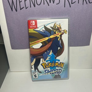 以下が含まれることがあります： ポケモンソードのNintendo Switchゲームケース。ケースには、剣を持った青と赤のポケモンが描かれています。このゲームはESRBによってE for Everyoneに格付けされています。