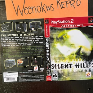 以下が含まれることがあります： サイレントヒル2のPlayStation 2 Greatest Hitsゲームケース。ケースは黒地に赤と白のデザイン。ゲームはM指定（成熟向け）。ケースの裏面にはゲームの説明と機能一覧が記載されている。