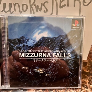 Op de afbeelding: Een PlayStation-gamecase met een besneeuwde berg scène en de titel "COUNTRY OF THE WOODS AND REPOSE MIZZURNA FALLS" in witte tekst. De Japanse tekst "ミザーナフォールズ" staat onder de titel.