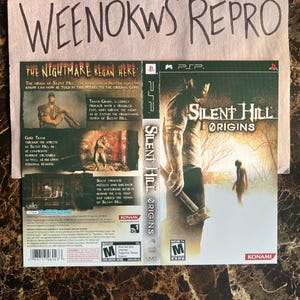 Może przedstawiać: Pudełko z grą na PlayStation Portable (PSP) z grą Silent Hill Origins. Pudełko jest czarne i białe z czerwoną i białą naklejką z oznaczeniem M. Gra przedstawia mężczyznę trzymającego siekierę przed ciemnym, mglistym lasem. Tekst "Silent Hill Origins" jest wydrukowany na czarnym tle białym kolorem.