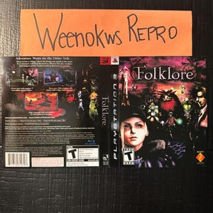 Puede incluir: Una caja de videojuego de PlayStation 3 para "Folklore". La portada presenta a una mujer con cabello rubio y un sombrero negro, rodeada de personajes de fantasía. El título del juego está en una fuente estilizada. La caja está etiquetada como "TEEN".