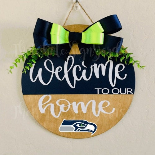 Cartello in legno da 12" dei Seattle Seahawks, cartello per porta da football, ghirlanda NFL Seattle Washington Welcome Home, spesso, appendino per porta, ghirlanda 12th Man 12s, cartello per la casa