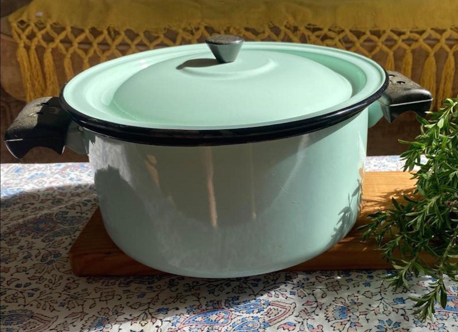 Broc d'eau / pichet en métal émaillé vert vintage