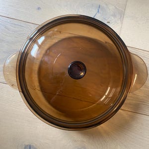 Peut inclure: Ensemble de trois mugs en céramique avec une finition mate et mouchetée. Chaque mug est de couleur différente : bleu clair, crème et gris. Design simple et moderne, forme arrondie et anse confortable.