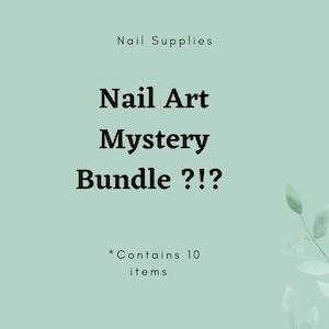 Op de afbeelding: Een lichtgroene achtergrond met witte tekst die "Nail Supplies" gevolgd door "Nail Art Mystery Bundle?!?" en "*Contains 10 items" luidt. Een groene, bladerrijke plant bevindt zich in de rechterbenedenhoek van de afbeelding.