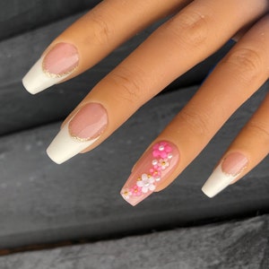 Mittlere Sarg-Französischspitzen | Press-on-Nagel-Set mit Acryl-Blumen-Charms
