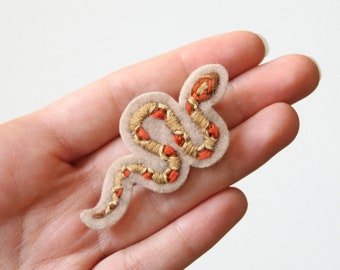 Corn Snake Pin, Hand Embroidered Snake Pin, Snake Embroidered Jewelry, Hand Embroidery Brooch, Snake Brooch, Serpent Pin, Snake Lover Gift