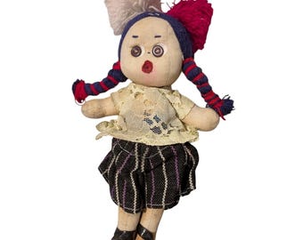 Muñeca de trapo mexicana antigua hecha a mano, articulada, con ojos de botón, de estilo folclórico. Defectuosa.