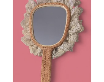 Espejo de mano vintage estilo coqueta con encaje floral, estilo victoriano romántico.
