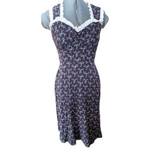 Vestido vintage azul com estampa floral estilo cottage