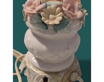 Lámpara pequeña de mesa y de porcelana blanca vintage de mediados de siglo con diseño floral.