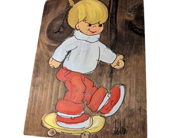 Cuadro vintage de los años 60 y 70 pintado a mano sobre madera: Niño en patineta. Obra de arte de 8x10 pulgadas.