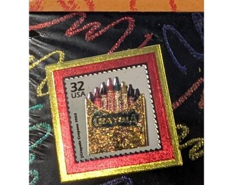 Pin de solapa vintage de Crayola Gold Medal Crayons con forma de sello postal, 1998, tono dorado, nuevo sin usar.
